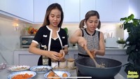 Dikenal jago masak, kali ini mayang sedang mempersiapkan makanan bersama Farida Nurhan. Tampaknya mereka membuat hidangan seafood goreng tepung. Foto: Instagram @mayaang.lucyaana / Youtube