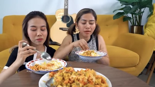 Intip Serunya Momen Kuliner Mayang Adik Almarhum Vanessa