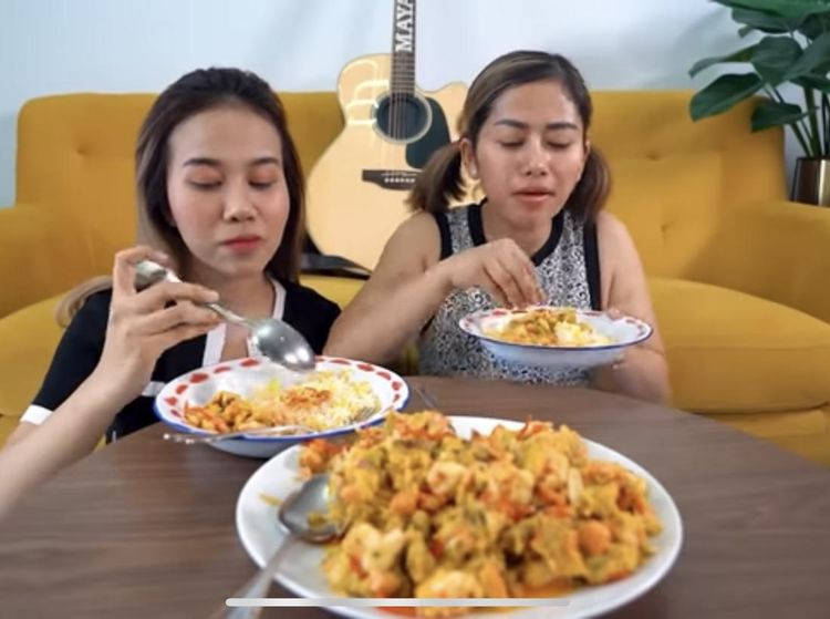 Intip Serunya Momen Kuliner Mayang Adik Almarhum Vanessa