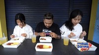 Terlihat beberapa kali momen Mayang makan bareng adiknya, Chika. Seperti ini ketika mereka mencoba chicken steak. Foto: Instagram @mayaang.lucyaana / Youtube