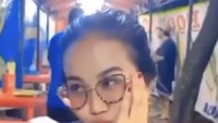 Di waktu luang, Mayang terlihat sedang makan di warung tenda nih. Ia berpose dulu sebelum menyantap makanannya. Foto: Instagram @mayaang.lucyaana / Youtube