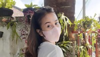 Sepertinya Mayang habis makan di sebuah warung rumahan. Meskipun hanya di warung kecil, tetapi ia tetap memperhatikan penampilannya loh. Foto: Instagram @mayaang.lucyaana / Youtube