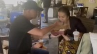 Di lokasi Syuting, anak Doddy Sudrajat ini ternyata masih disuapi makan oleh ayahnya. Kira-kira Mayang makan apa ya? Foto: Instagram @mayaang.lucyaana / Youtube