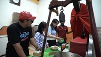 Wanita 18 tahun itu juga sempat datang ke warung makan soto. Ia pun turut membantu meracik sotonya.Foto: Instagram @mayaang.lucyaana / Youtube