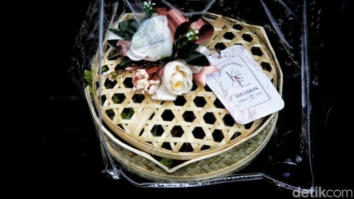 Sejumlah tamu meninggalkan ruangan usai acara siraman Erina Gudono di kawasan Purwosari, Sleman, Yogyakarta, Jumat (9/12/2022).