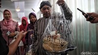 Beberapa tamu pulang dengan membawa bingkisan dan besek bambu. 