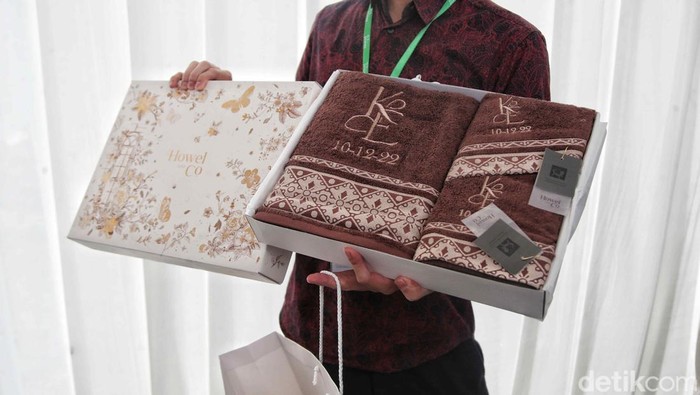 Sejumlah tamu meninggalkan ruangan usai acara siraman Erina Gudono di kawasan Purwosari, Sleman, Yogyakarta, Jumat (9/12/2022).