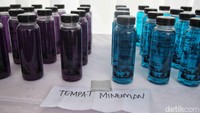 Lalu ada beragam minuman yang disediakan juga untuk para tamu. 