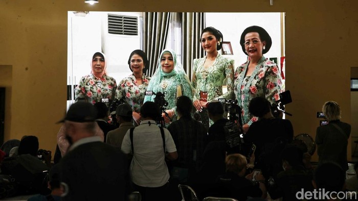 Intip Suvenir Acara Siraman Erina Calon Istri Kaesang Sejumlah tamu meninggalkan ruangan usai acara siraman Erina Gudono di kawasan Purwosari, Sleman, Yogyakarta, Jumat (9/12/2022).