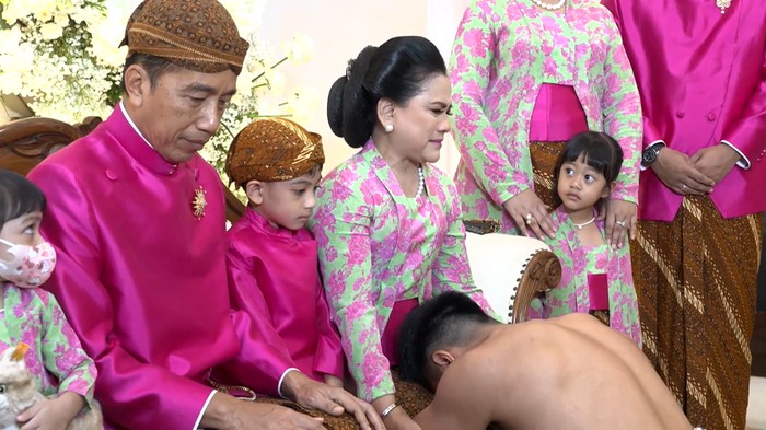 Iriana Jokowi tampak menangis bahagia memberi restu Kaesang Pangarep menikah Iriana Jokowi tampak menangis bahagia memberi restu Kaesang Pangarep menikah, Jumat (9/12/2022).