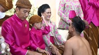 Iriana dan Kaesang juga terlihat saling menatap dan tertawa. Iriana tampak menyunggingkan senyum, begitu juga Kaesang yang terlihat semringah. Dok Tangkapan layar video Tim Media Pernikahan Kaesang-Erina.