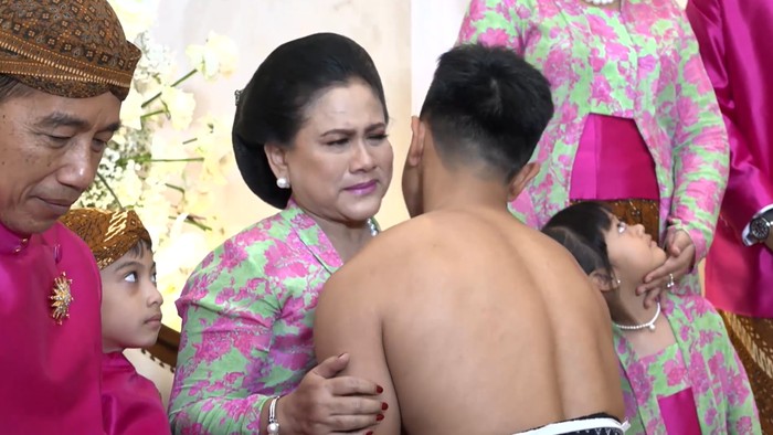 Iriana Jokowi tampak menangis bahagia memberi restu Kaesang Pangarep menikah, Jumat (9/12/2022).