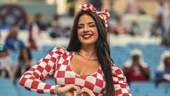 Knoll viral di media sosial karena selalu memakai baju terbuka dan seksi selama menyaksikan langsung pertandingan Kroasia di Piala Dunia 2022. Foto: dpa/picture alliance via Getty I/picture alliance