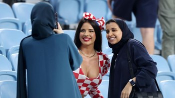 Beberapa kalangan ingin berfoto dengan Ivana. Foto: Getty Images/Alex Grimm