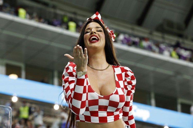 AL WAKRAH - Ivana Knoll, Croatian model during the FIFA World Cup Qatar 2022 round of 16 match between Japan and Croatia at Al Janoub Stadium on December 5, 2022 in Al Wakrah, Qatar. AP | Dutch Height | MAURICE OF STONE (Photo by ANP via Getty Images)