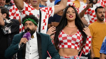 Sejujurnya. Saya sangat terkejut, sangat senang, mereka (orang-orang Qatar) menerima cara aku berpakaian, ujar Knoll dalam sebuah wawancara bersama Piers Morgan, diunggah melalui akun Instagramnya. Foto: DeFodi Images via Getty Images/DeFodi Images