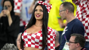 Terbukti Ivana kerap diajak foto oleh suporter lain. Foto: AFP via Getty Images/ANDREJ ISAKOVIC