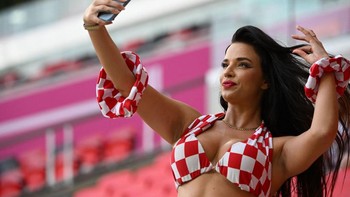 Ivana Knoll konsisten dengan tampilan seksi menyemarakkan pertandingan di Piala Dunia 2022 Foto: AFP via Getty Images/OZAN KOSE