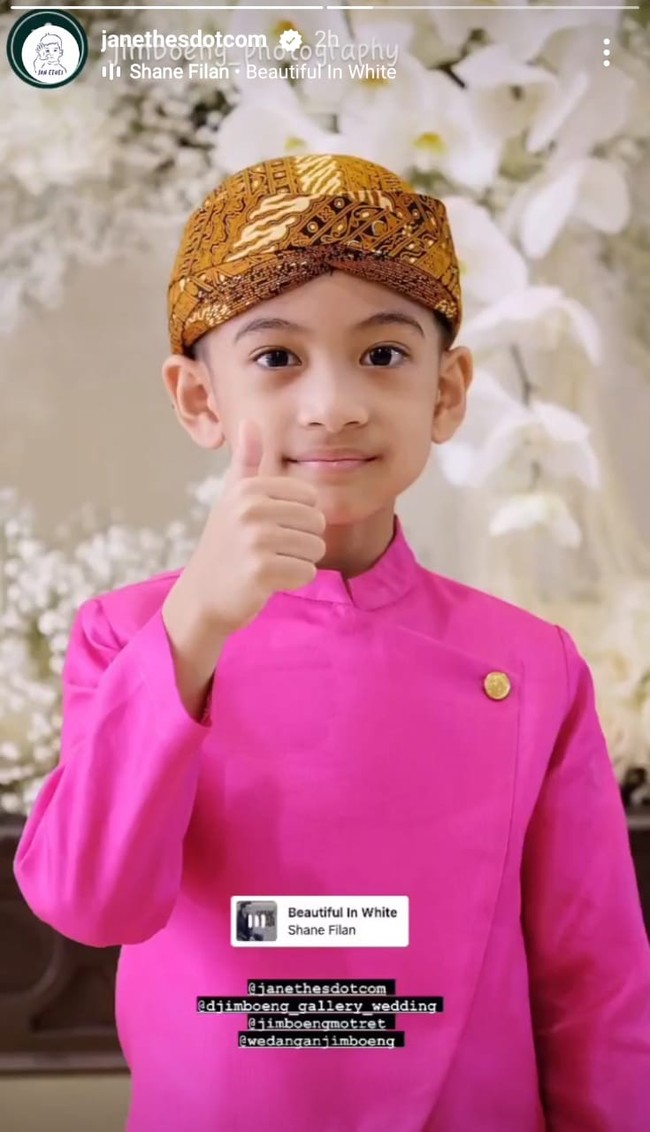 Jan Ethes merupakan putra pertama dari cawapres Gibran Rakabuming dan Selvi Ananda. Walaupun masih kecil namun Jan Ethes kerap mencuri atensi melalui tingkah lucunya.  Kini berusia 7 tahun, Jan Ethes memiliki seorang adik perempuan bernama La Lembah Manah. Foto: dok. IG @janethesdotcom