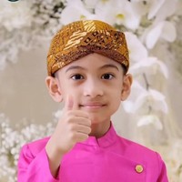 Jan Ethes merupakan putra pertama dari cawapres Gibran Rakabuming dan Selvi Ananda. Walaupun masih kecil namun Jan Ethes kerap mencuri atensi melalui tingkah lucunya.  Kini berusia 7 tahun, Jan Ethes memiliki seorang adik perempuan bernama La Lembah Manah. Foto: dok. IG @janethesdotcom