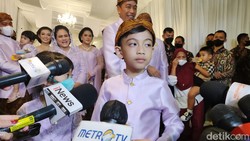 Lucunya Tingkah Jan Ethes Pakai Beskap Ungu Pilihan Jokowi