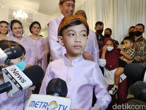 Lucunya Tingkah Jan Ethes Pakai Beskap Ungu Pilihan Jokowi