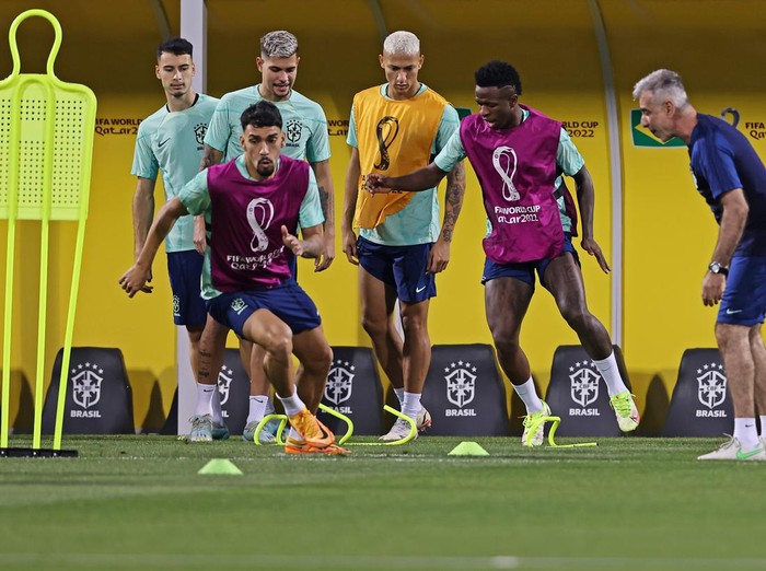DOHA, QATAR - DECEMBER 08: Lucas Paquetá (L) and Vinícius Jr of Brazil (R) warming up during a training session on match day -1 at Al Arabi SC Stadium on December 8, 2022 in Doha, Qatar. (Photo by Heuler Andrey/Eurasia Sport Images/Getty Images)
