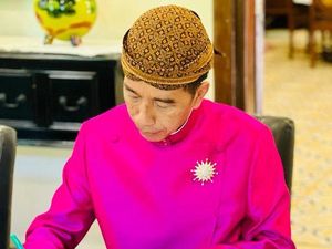 Momen Jokowi Selesaikan Setumpuk Dokumen di Sela Prosesi Nikahan Kaesang