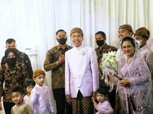 Gaya Jokowi dan Kaesang ke Rumah Erina Gudono, Kompak Pakai Beskap Lilac