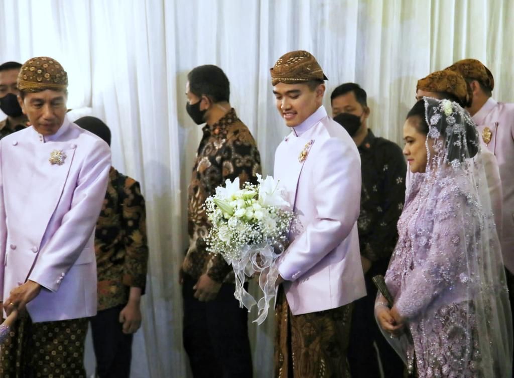 Jokowi, Kaesang dan keluarga di acara midodareni di rumah Erina Gudono
