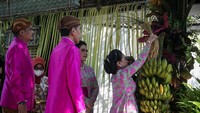 Iriana Jokowi memasang tuwuhan yakni pemasangan ubo rampe pelengkap prosesi pernikahan. 