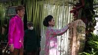 Tuwuhan dipasang di kanan kiri pintu masuk kediaman mempelai. 
