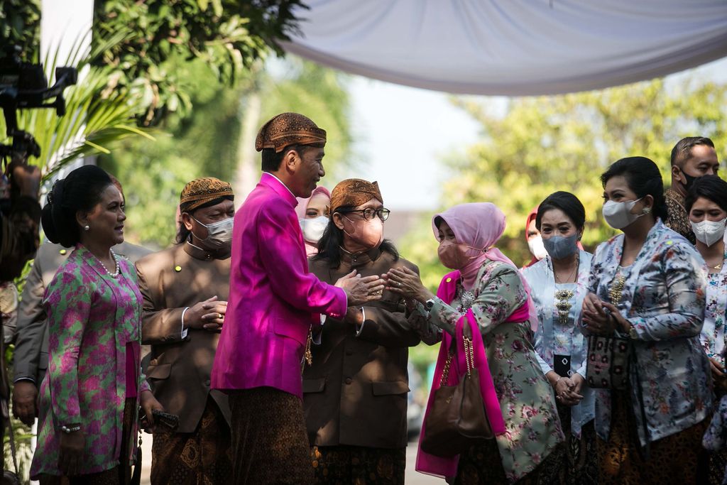Presiden Joko Widodo (kanan) bersama Ibu Negara Iriana Joko Widodo (ketiga kiri), Kahiyang Ayu (kiri), dan Bobby Nasution (kedua kiri) saat prosesi memasang 