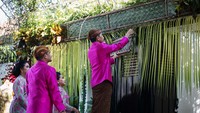Jokowi memasang bleketepe di kediamannya Sumber, Banjarsari, Solo, Jawa Tengah, Jumat (9/12/2022) pagi.