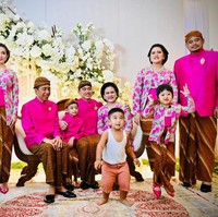 Sosok Selvi mencuri perhatian dengan penampilan yang ayu. Rambutnya disanggul.Foto: Laily Rachev/Tim Media Pernikahan Erina-Kaesang