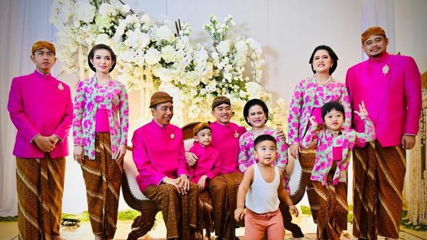 Jokowi sekeluarga berfoto bersama usai siraman Kaesang Pangarep, Jumat (9/12/2022).