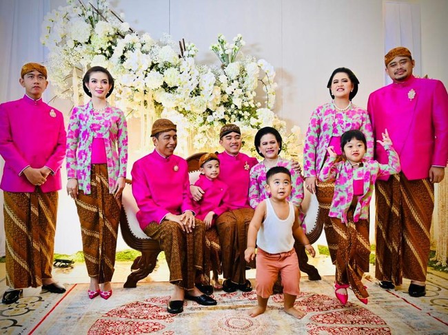 Sosok Selvi mencuri perhatian dengan penampilan yang ayu. Rambutnya disanggul.Foto: Laily Rachev/Tim Media Pernikahan Erina-Kaesang