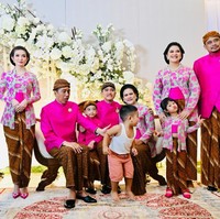 Inilah penampilan Selvi Ananda berfoto bersama seluruh keluarga Jokowi di momen siraman Kaesang. Keluarga perempuan tampil kompak dengan kebaya motif floral bergaya kutu baru. Foto: Laily Rachev/Tim Media Pernikahan Erina-Kaesang