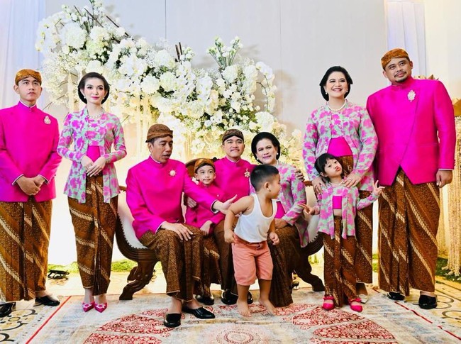 Inilah penampilan Selvi Ananda berfoto bersama seluruh keluarga Jokowi di momen siraman Kaesang. Keluarga perempuan tampil kompak dengan kebaya motif floral bergaya kutu baru. Foto: Laily Rachev/Tim Media Pernikahan Erina-Kaesang