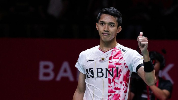 BANGKOK, THAILAND - DECEMBER 09: Jonatan Christie of Indonesia celebrates the victory in the Mens Singles Round Robin match against Chou Tien Chen of Chinese Taipei during day three of the HSBC BWF World Tour Finals 2022 at Nimibutr Arena on December 09, 2022 in Bangkok, Thailand. (Photo by Shi Tang/Getty Images)