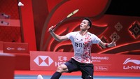 Pebulu tangkis tunggal putra Indonesia Jonathan Christie memukul kok ke arah lawan. 