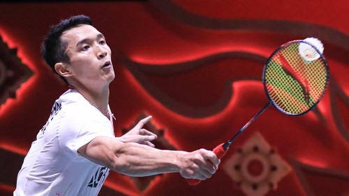 Pebulu tangkis tunggal putra Indonesia Jonathan Christie bereaksi usai mengalahkan lawannya asal Singapura Loh Kean Yew dalam pertandingan kedua fase grup B BWF World Tour Finals 2022 di Nimibutr Arena, Bangkok, Thailand, Kamis (8/12/2022).