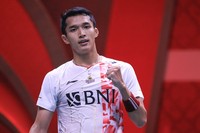 Pebulu tangkis tunggal putra Indonesia Jonathan Christie  bereaksi usai mengalahkan lawannya asal Singapura Loh Kean Yew dalam pertandingan kedua fase grup B BWF World Tour Finals 2022 di Nimibutr Arena, Bangkok, Thailand, Kamis (8/12/2022). Jonathan meraih kemenangan perdananya pada penyisihan Grup B tersebut dengan skor 16-21, 22-20, dan 21-10 atas Loh. Handout/Antara Foto/Humas PBSI