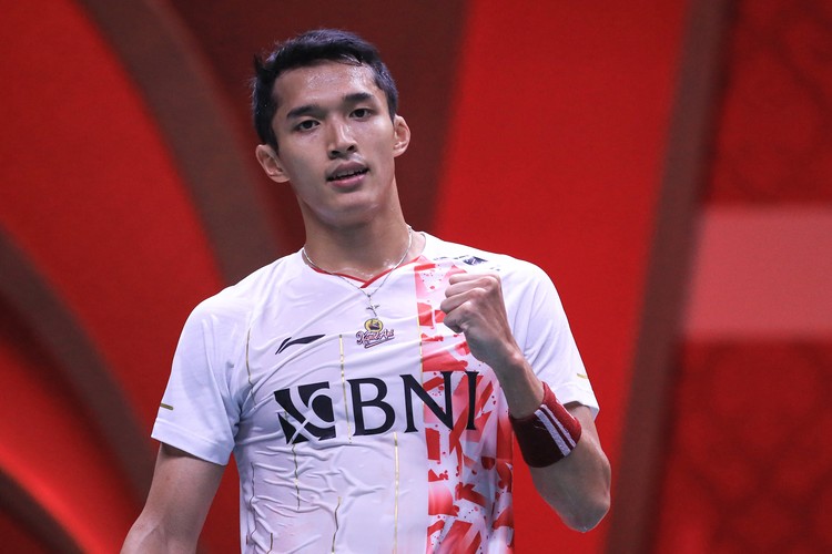 Pebulu tangkis tunggal putra Indonesia Jonathan Christie  bereaksi usai mengalahkan lawannya asal Singapura Loh Kean Yew dalam pertandingan kedua fase grup B BWF World Tour Finals 2022 di Nimibutr Arena, Bangkok, Thailand, Kamis (8/12/2022). Jonathan meraih kemenangan perdananya pada penyisihan Grup B tersebut dengan skor 16-21, 22-20, dan 21-10 atas Loh. Handout/Antara Foto/Humas PBSI