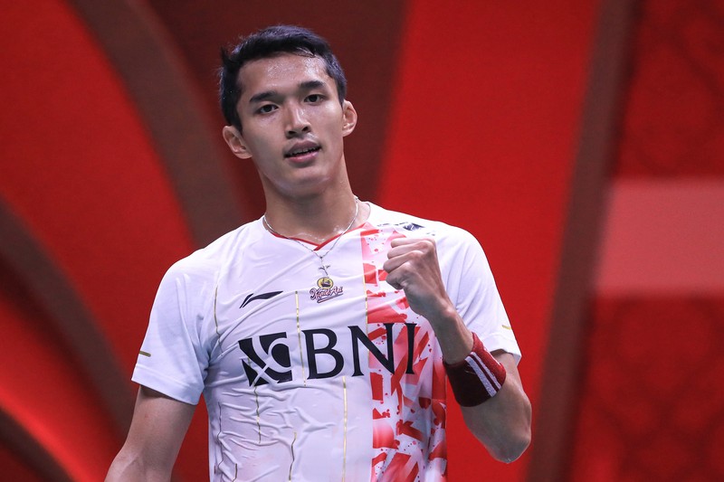 Pebulu tangkis tunggal putra Indonesia Jonathan Christie  bereaksi usai mengalahkan lawannya asal Singapura Loh Kean Yew dalam pertandingan kedua fase grup B BWF World Tour Finals 2022 di Nimibutr Arena, Bangkok, Thailand, Kamis (8/12/2022). Jonathan meraih kemenangan perdananya pada penyisihan Grup B tersebut dengan skor 16-21, 22-20, dan 21-10 atas Loh. Handout/Antara Foto/Humas PBSI