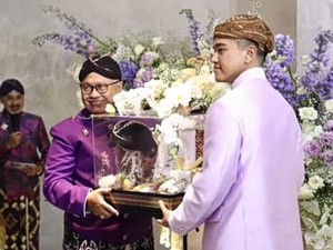 Sesepuh Erina Serahkan Kancing Gelung ke Kaesang