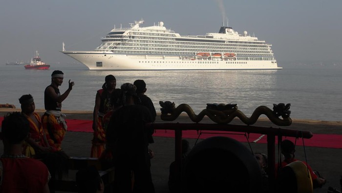 Kapal Pesiar MV Viking Mars Kunjungi Surabaya Kapal tunda (tug boat) memandu kapal pesiar MV Viking Mars saat akan bersandar di Dermaga Jamrud Utara, Pelabuhan Tanjung Perak, Surabaya, Jawa Timur, Jumat (9/12/2022). Kapal pesiar tersebut membawa ratusan wisatawan mancanegara untuk berkunjung ke sejumlah tempat wisata di Surabaya dan sekitarnya.