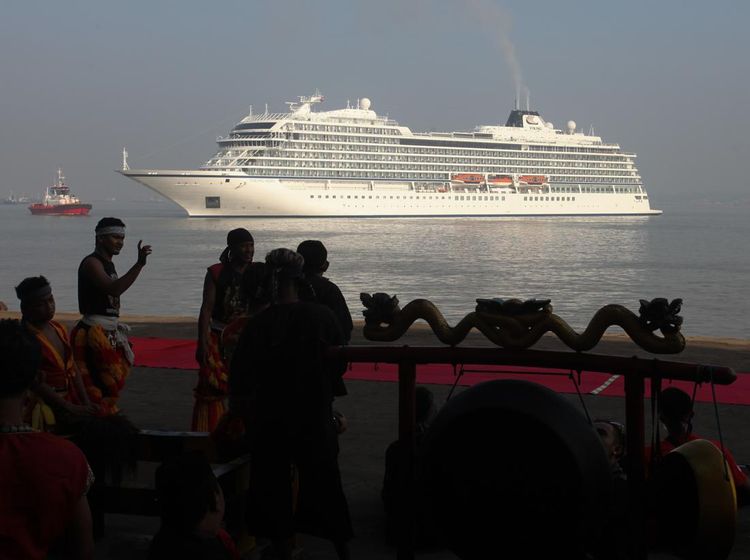Sandar di Surabaya, Kapal Pesiar MV Viking Mars Disambut Meriah