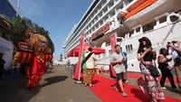 Atraksi kesenian reog menyambut kedatangan wisatawan asing yang turun dari kapal pesiar MV Viking Mars di Dermaga Jamrud Utara, Pelabuhan Tanjung Perak, Surabaya, Jawa Timur, Jumat (9/12/2022).