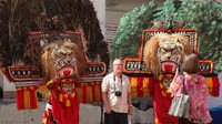 Kapal pesiar tersebut membawa ratusan wisatawan mancanegara untuk berkunjung ke sejumlah tempat wisata di Surabaya dan sekitarnya.   